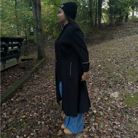 Black and white coat with an open bottom - Picture 2 of 2